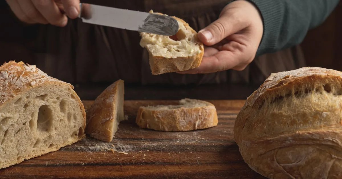 découvrez l'art du bread scoring : apprenez à réaliser des incisions parfaites pour sublimer vos pains faits maison et obtenir une cuisson optimale.