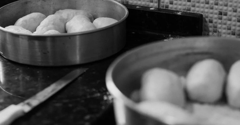 découvrez comment faire lever la pâte à brioche parfaitement pour obtenir une texture légère et moelleuse.