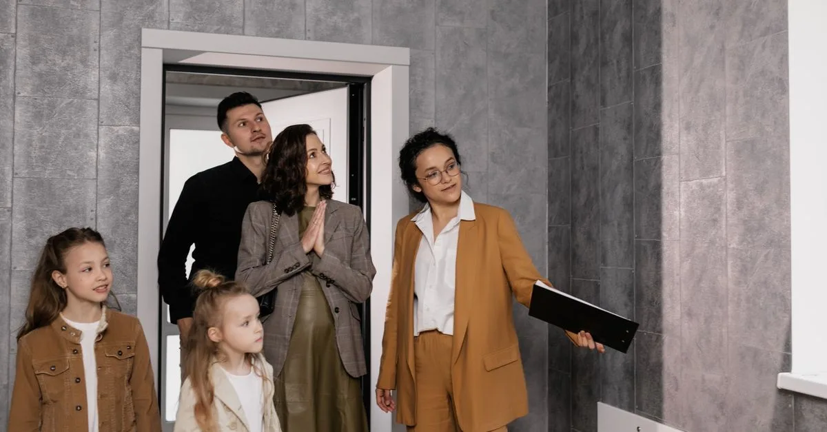 découvrez des stratégies efficaces pour attirer des acheteurs immobiliers, valoriser vos biens et conclure vos ventes plus rapidement.