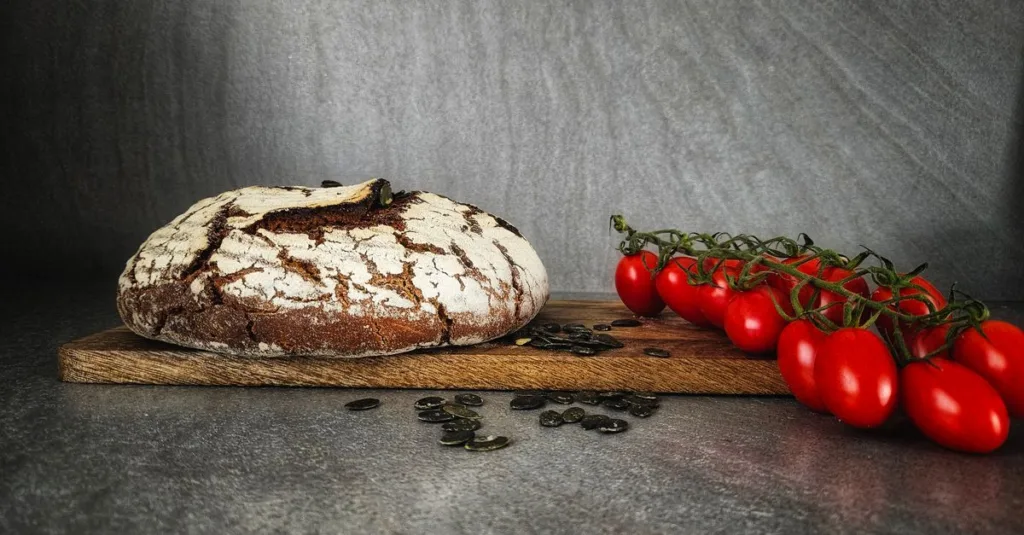 découvrez quand et comment nourrir votre levain, choisir les bonnes proportions et maintenir un levain actif pour réussir vos pains maison.
