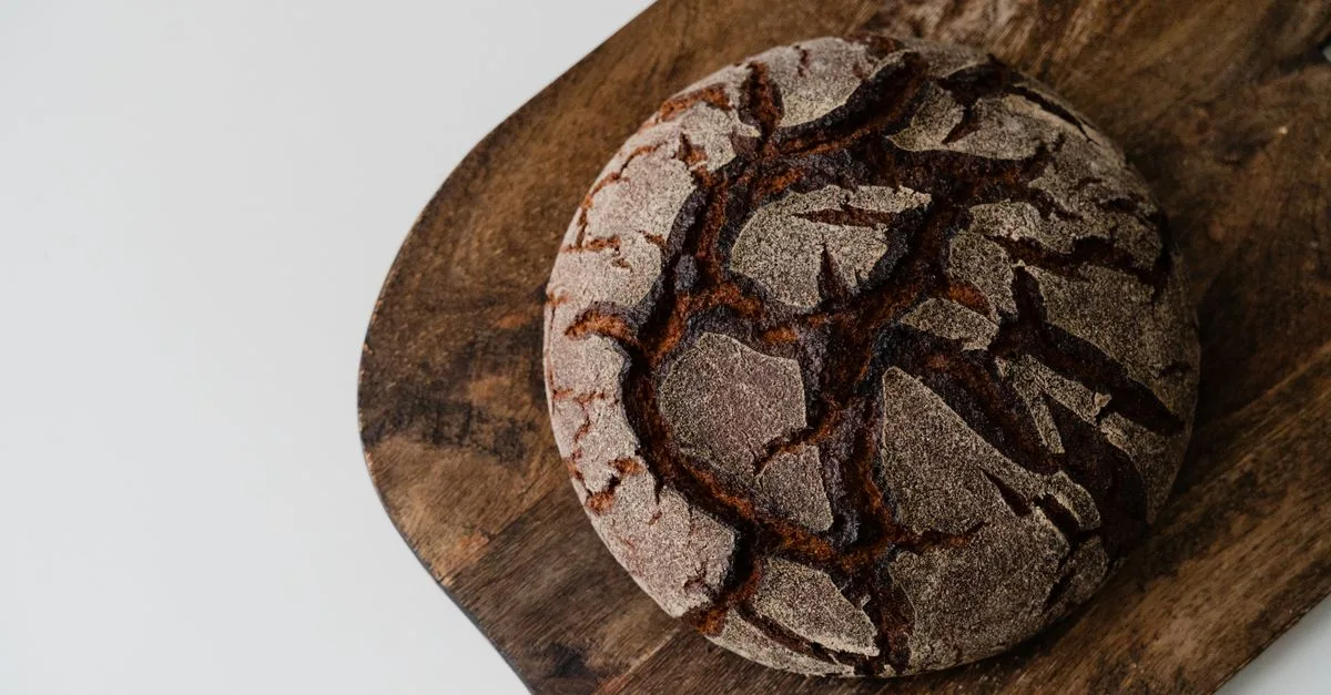 découvrez ce qu’est le liquide brun appelé « hooch » sur un levain, pourquoi il apparaît et comment décider s’il faut le mélanger ou le jeter.